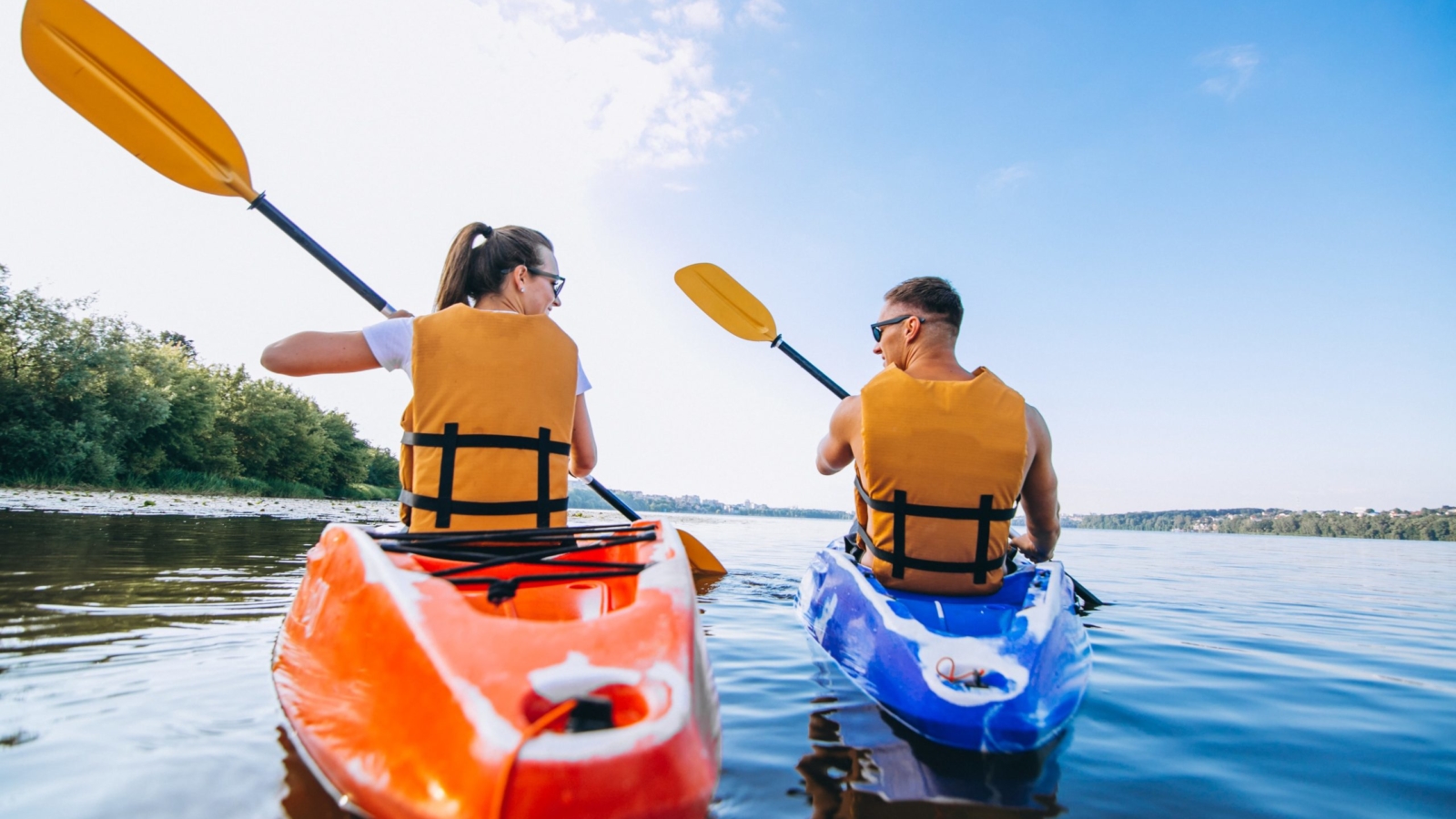 couple-together-kayaking-river-min