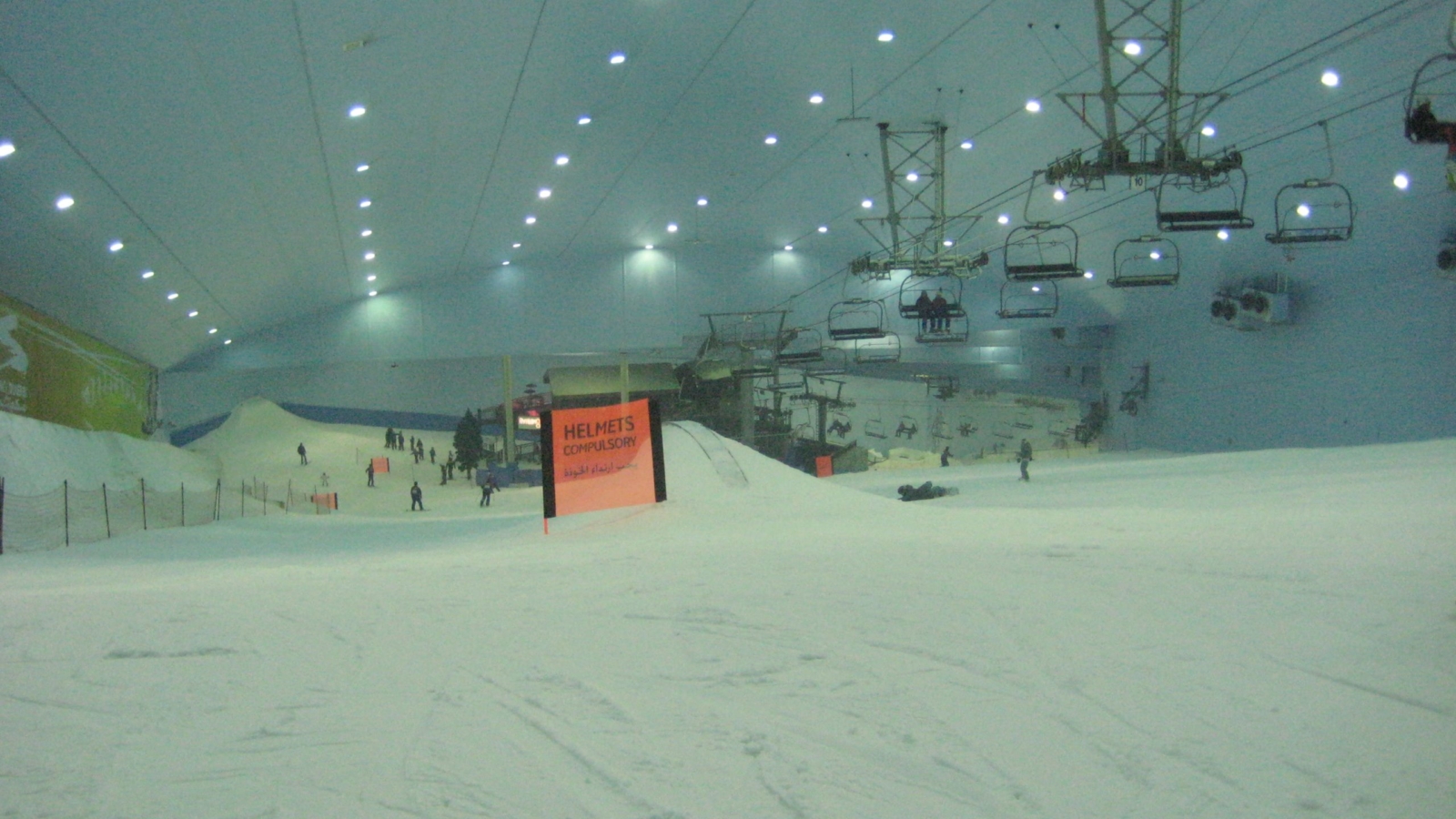 ski_dubai_from_the_top_of_the_slope_555396-min